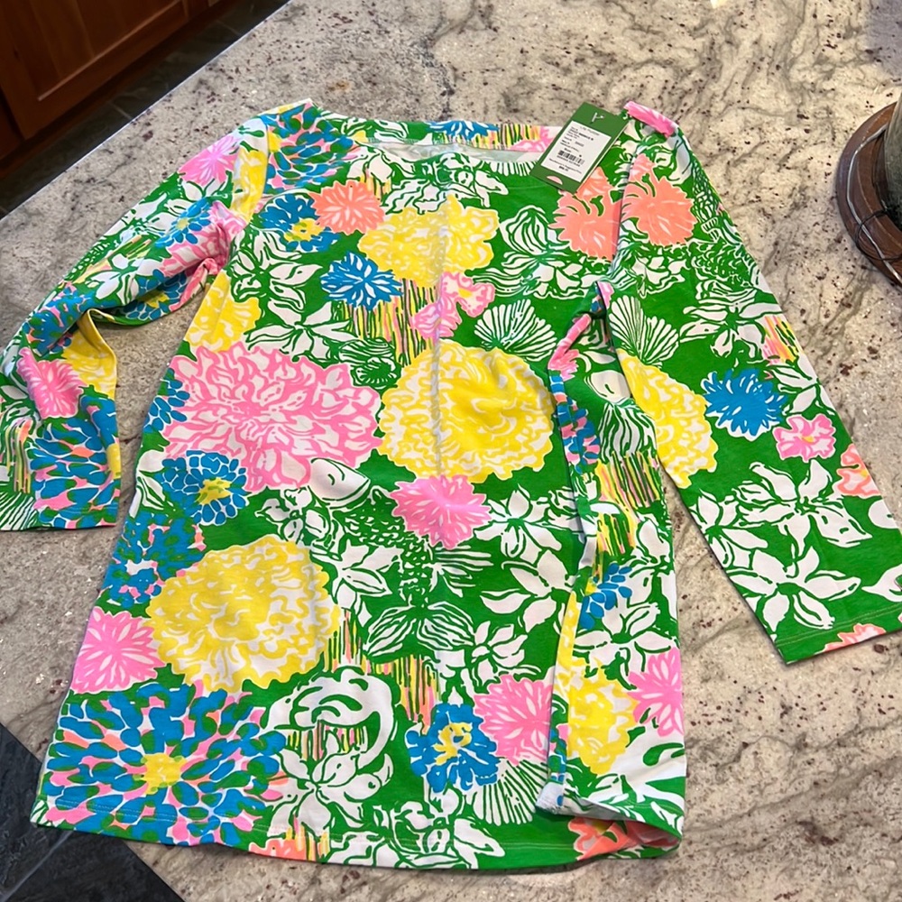 NWT Lilly Pulitzer Juliane 3/4 sleeve top Sz. M “Hibiscus Stroll”